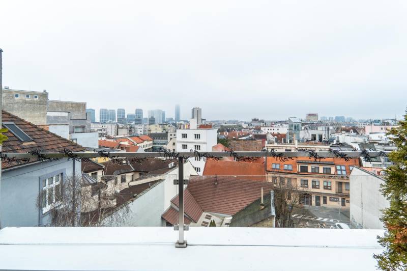 I Exkluzívny penthouse s terasou v absolútnom centre mesta - Pohľad na strechy a panorámu Bratislavy z Námestia 1.mája, Staré Mesto.