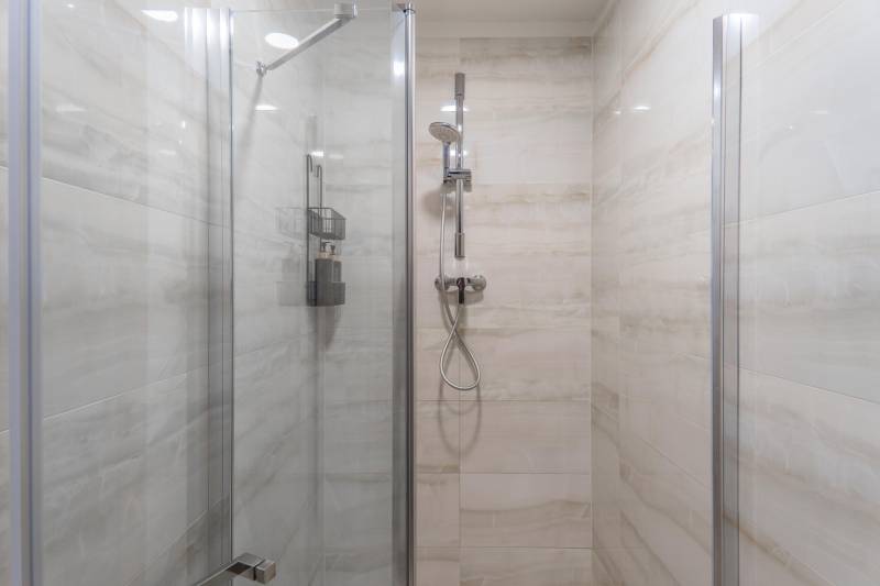 I Exkluzívny penthouse s terasou v absolútnom centre mesta - Sprchový kút s elegantnými kachličkami v 2-izbovom byte.