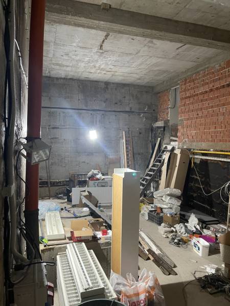 / Predaj nebytového priestoru v Novom Meste (Kramáre) - Obchodné priestory na ulici Magurská vyžadujú rekonštrukciu, priestor plný stavebných materiálov.