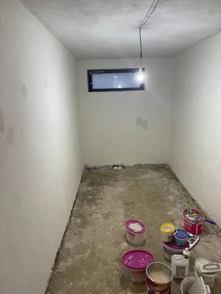 / Predaj nebytového priestoru v Novom Meste (Kramáre) - Úzka miestnosť na ulici Magurská, práve prebieha renovácia a úprava obchodných priestorov.