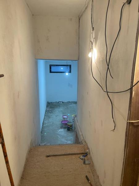/ Predaj nebytového priestoru v Novom Meste (Kramáre) - Stavebná chodba so schodiskom na ulici Magurská, vedúca do obchodných priestorov.