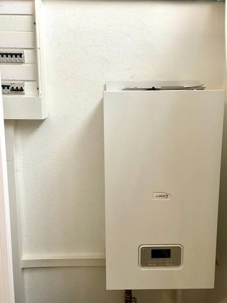 I Kompletne zrekonštruovaný nebytový priestor v Novom Meste - Kancelárie s elektrickým rozvádzačom a kotlom na stene.