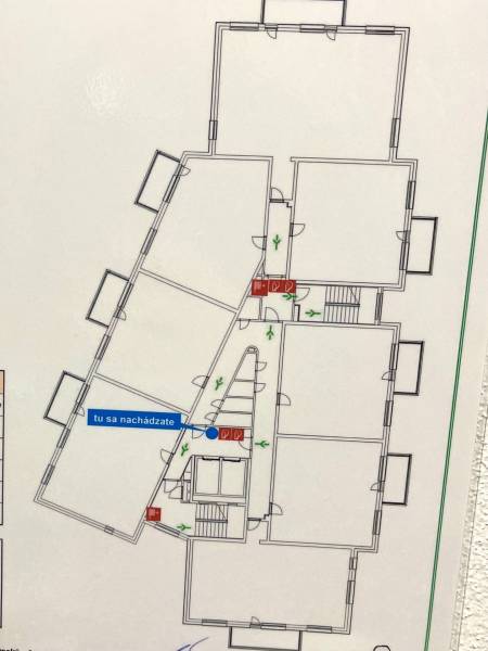 I Predaj 3i bytu v novostavbe v Rači - Pôdorys poschodia budovy s únikovými trasami a bezpečnostnými značkami.