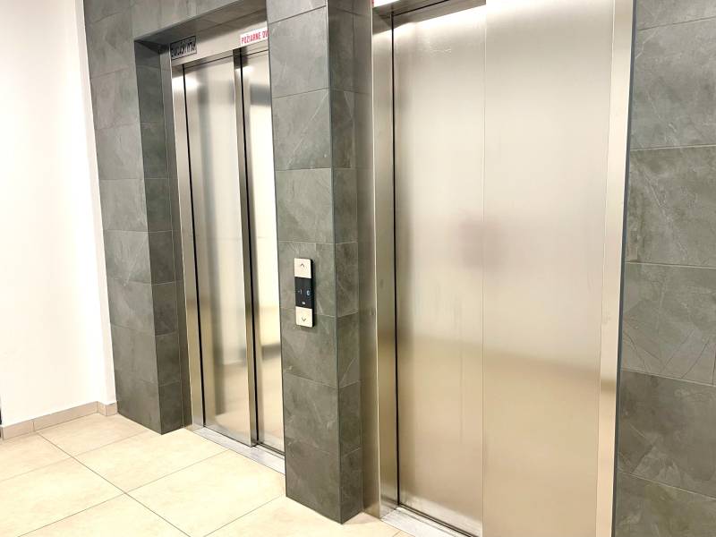 I Predaj 3i bytu v novostavbe v Rači - Výťahy s nerezovými dverami v chodbe budovy na Rudroffovej ulici v Bratislave - Rači.