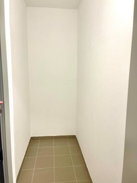 I Predaj 3i bytu v novostavbe v Rači - Úložný priestor alebo komora v 3-izbovom byte s bielymi stenami a dlažbou.