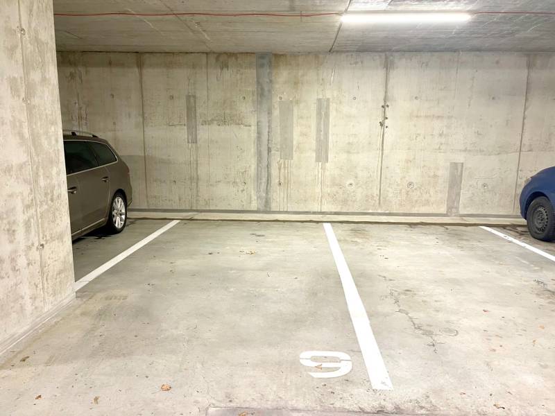 I Predaj 3i bytu v novostavbe v Rači - Podzemné parkovacie miesto medzi dvoma autami v garáži.