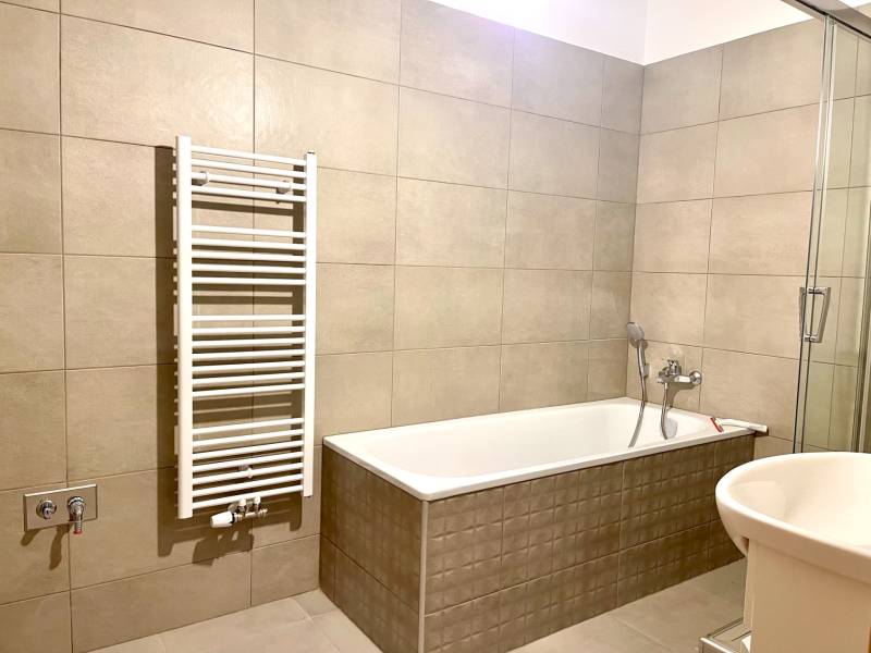 I Predaj 3i bytu v novostavbe v Rači - Kúpeľňa v 3-izbovom byte s vaňou, sprchou a rebríkovým radiátorom.