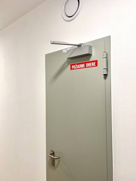 I Predaj 3i bytu v novostavbe v Rači - Požiarne dvere s bezpečnostnou nálepkou a zatváračom, súčasť 3-izbového bytu.