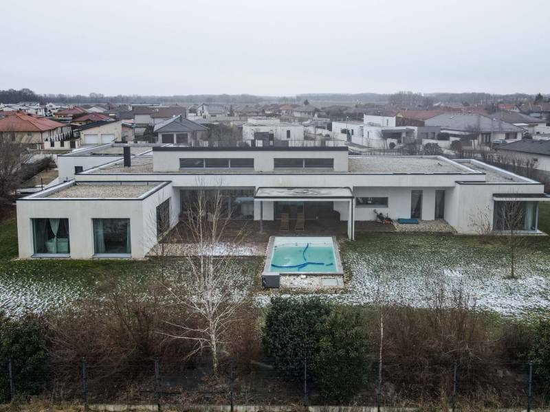 I PREDAJ moderná vila s bazénom a veľkým pozemkom - Vila na Nagy Lajos király ulici v Mosonmagyaróvári s bazénom obklopená zasneženou záhradou.