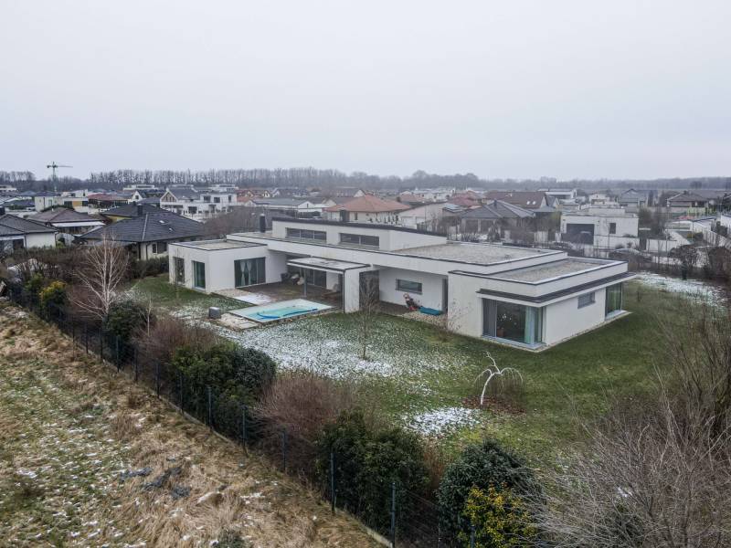 I PREDAJ moderná vila s bazénom a veľkým pozemkom - Vila na ulici Nagy Lajos király v Mosonmagyaróvári s bazénom a záhradou.