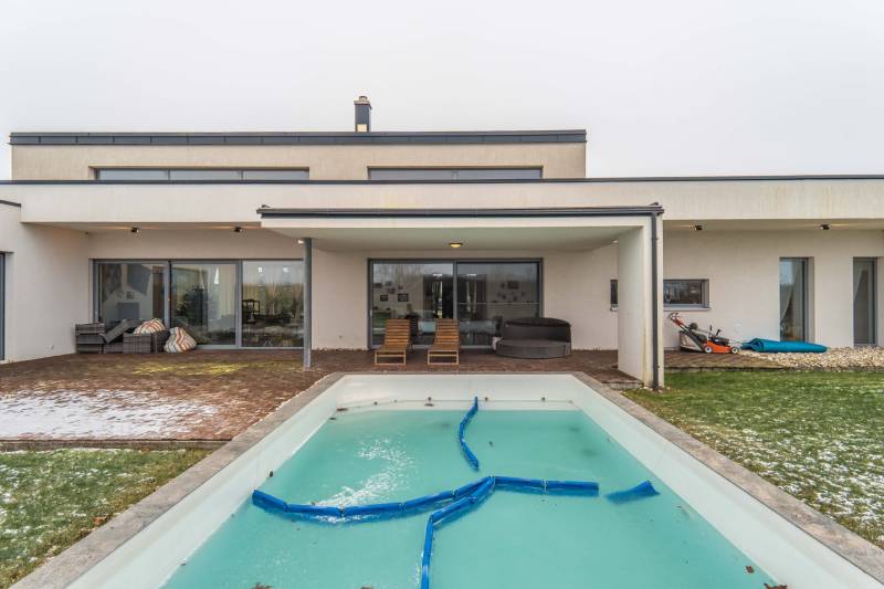 I PREDAJ moderná vila s bazénom a veľkým pozemkom - Vila na ulici Nagy Lajos király v Mosonmagyaróvári s bazénom a terasou v záhrade.