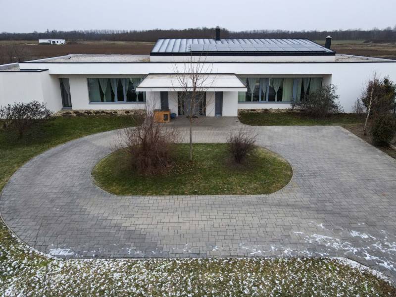 I PREDAJ moderná vila s bazénom a veľkým pozemkom - Vila v Mosonmagyaróvári na ulici Nagy Lajos király s okrúhlou príjazdovou cestou a jednoduchou záhradou.