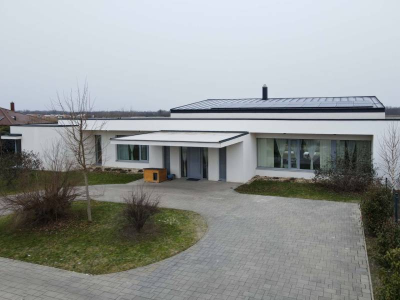 I PREDAJ moderná vila s bazénom a veľkým pozemkom - Rodinný dom na Nagy Lajos király ulici v Mosonmagyaróváre s garážou a záhradou.