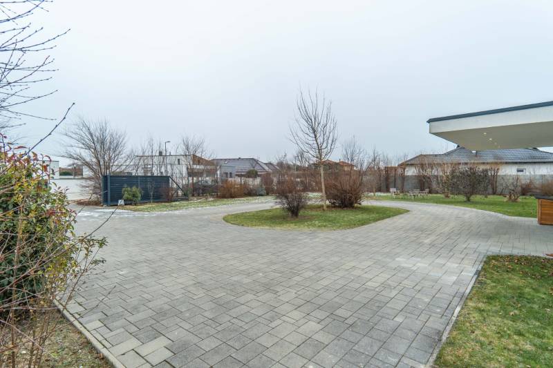 I PREDAJ moderná vila s bazénom a veľkým pozemkom - Exteriér Vila na ulici Nagy Lajos király v Mosonmagyaróváre s dlaždeným chodníkom a trávnikom.