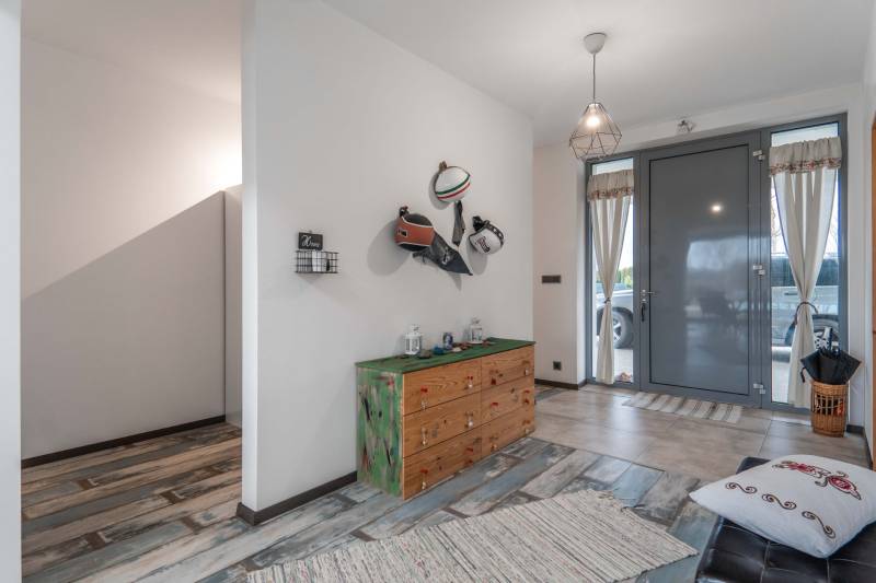 I PREDAJ moderná vila s bazénom a veľkým pozemkom - Vila so vstupnou chodbou, podlaha s dreveným dekorom, vešiak s prilbami, skrinka.