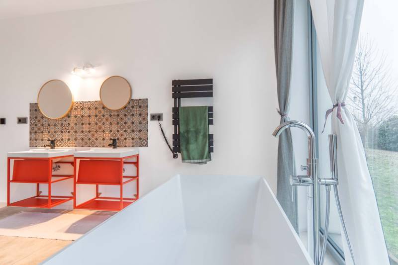 I PREDAJ moderná vila s bazénom a veľkým pozemkom - Kúpeľňa vo vile s vaňou, dvojumývadlom, oknom a vzorovanými obkladačkami.