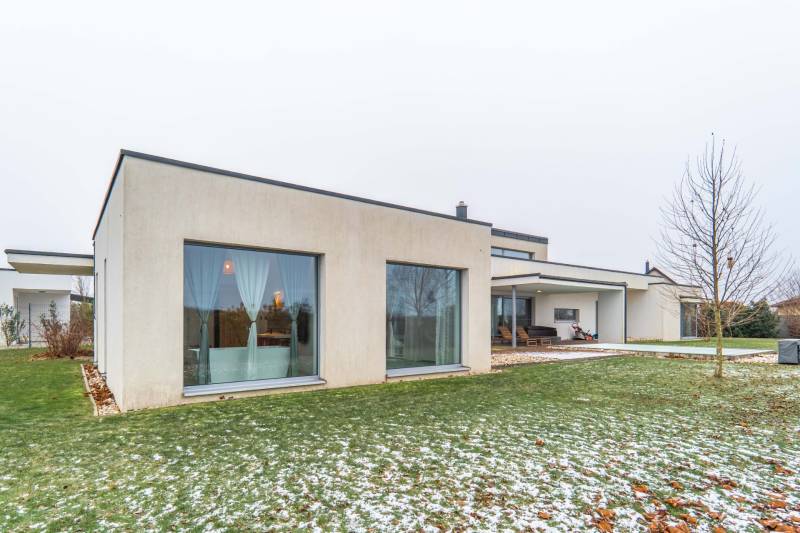 I PREDAJ moderná vila s bazénom a veľkým pozemkom - Vila v Mosonmagyaróvári na Nagy Lajos király ulici s veľkými oknami a záhradou.