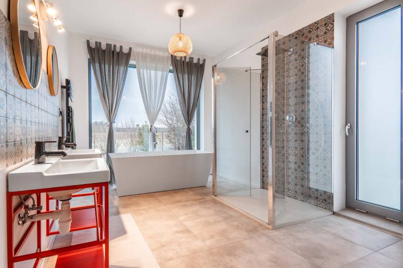 I PREDAJ moderná vila s bazénom a veľkým pozemkom - Kúpeľňa vo Vile s vaňou, sprchovacím kútom a keramickými obkladačkami.