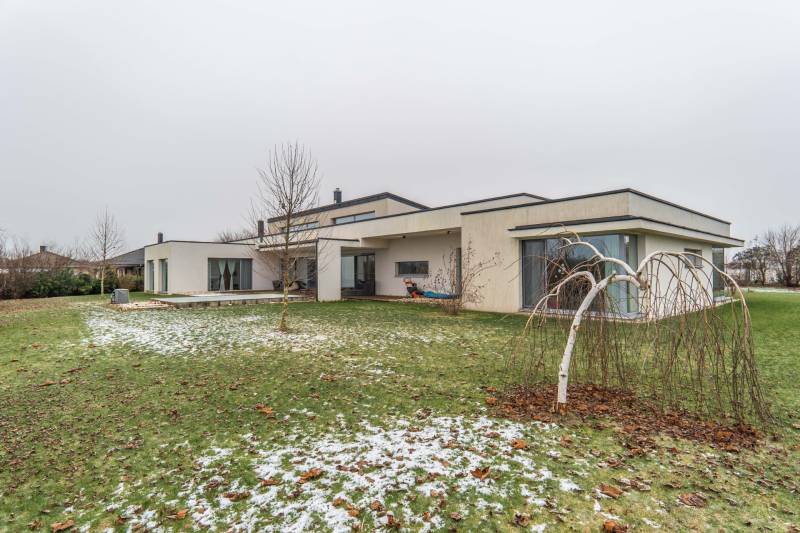 I PREDAJ moderná vila s bazénom a veľkým pozemkom - Vila v Mosonmagyaróvári na Nagy Lajos király ulici s trávnikom a mladými stromami.