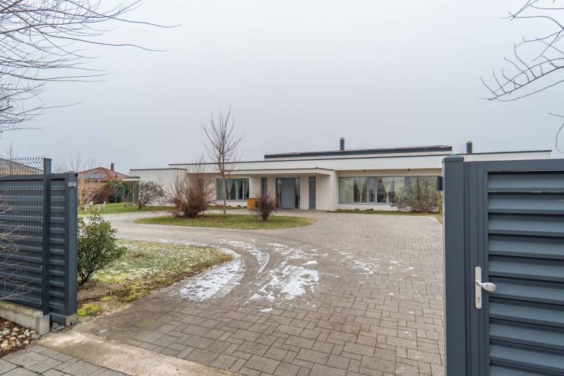 I PREDAJ moderná vila s bazénom a veľkým pozemkom - Vila na ulici Nagy Lajos király v Mosonmagyaróvári, prístupová cesta a brána.