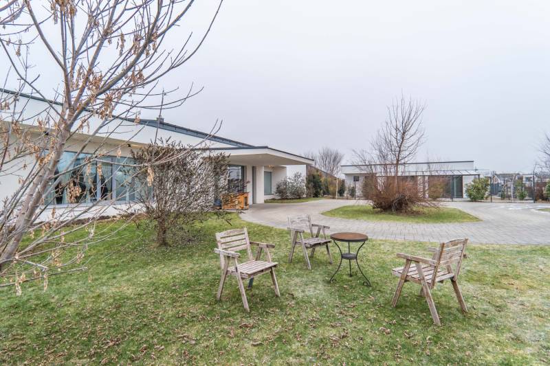 I PREDAJ moderná vila s bazénom a veľkým pozemkom - Vila v Mosonmagyaróvári na ulici Nagy Lajos király s terasou a záhradným nábytkom.