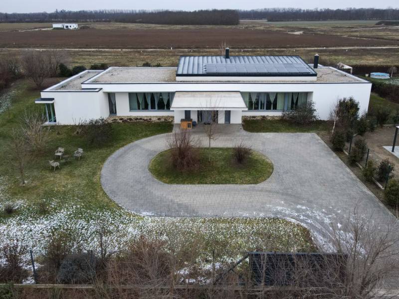 I PREDAJ moderná vila s bazénom a veľkým pozemkom - Vila na ulici Nagy Lajos király v Mosonmagyaróvári s veľkým dvorom a stromami.