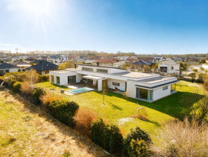 I PREDAJ moderná vila s bazénom a veľkým pozemkom - Rodinný dom na Nagy Lajos király utcai v Mosonmagyaróvári s bazénom a záhradou.