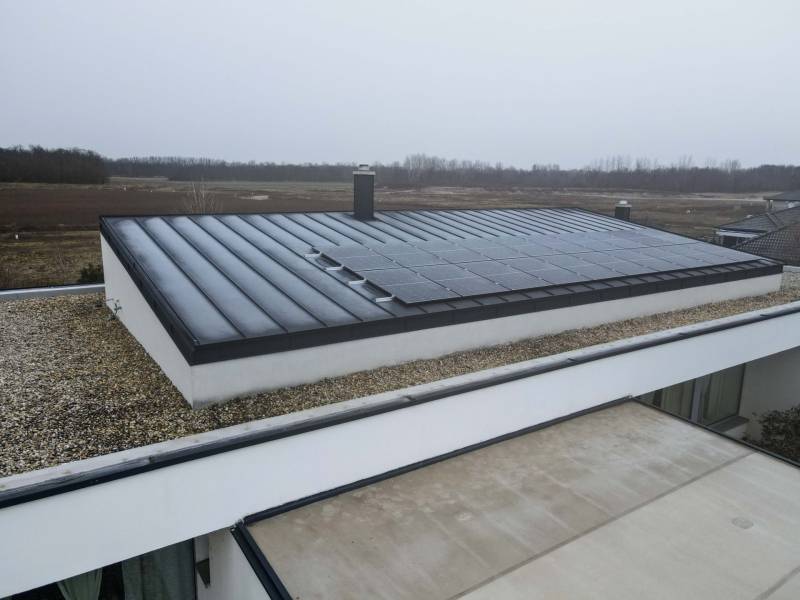 I PREDAJ moderná vila s bazénom a veľkým pozemkom - Strecha vily na Nagy Lajos király ulici v Mosonmagyaróvár so solárnymi panelmi.