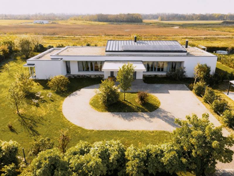 I PREDAJ moderná vila s bazénom a veľkým pozemkom - Rodinný dom v Mosonmagyaróvári na ulici Nagy Lajos király so solárnymi panelmi a záhradou.