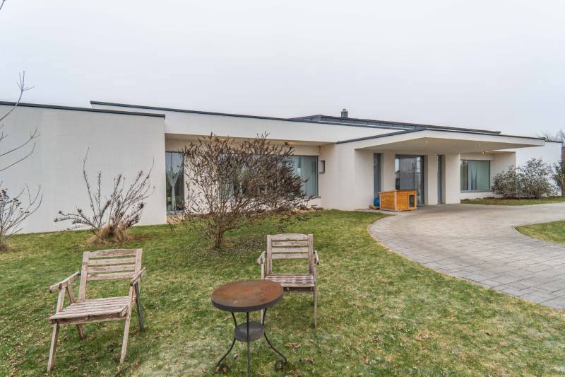 I PREDAJ moderná vila s bazénom a veľkým pozemkom - Vila na ulici Nagy Lajos király v Mosonmagyaróvári s dreveným nábytkom a záhradou.