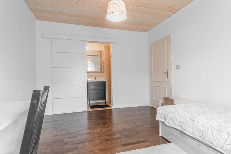 Stavebný pozemok 8 500 m² s podnikateľským potenciálom - Izba s posteľou, podlahou s dreveným dekorom a vstavanou skriňou, Pozemky - bývanie.