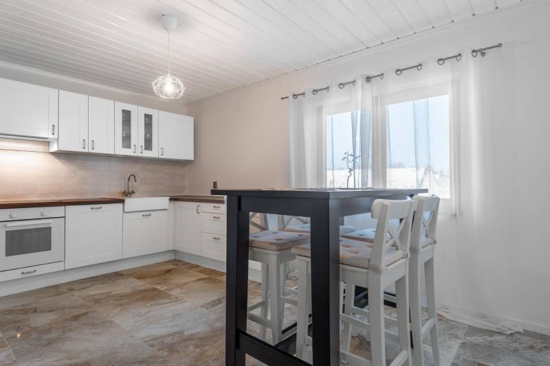 Stavebný pozemok 8 500 m² s podnikateľským potenciálom - Kuchyňa s bielym nábytkom a podlahou s dreveným dekorom v Pozemkoch - bývanie.