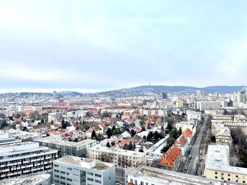 I Prenájom 3i bytu v City Park Ružinov, terasa, parkovanie - Pohľad na zasnežené strechy a Panorama Bratislavy, Ružinova z Plynárenskej ulice.