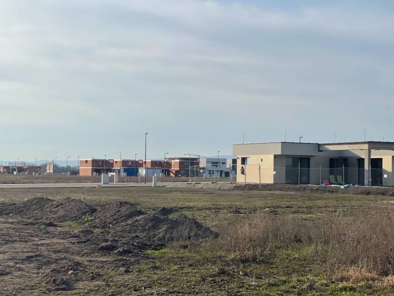 I Stavebný pozemok v Senci - Stavenisko v Senci pre Pozemky - bývanie s rozostavanými budovami, zem a tráva.