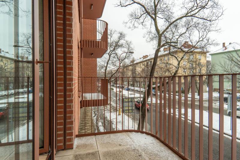 I Exkluzívny prenájom 1-izbového bytu v Zwirne - Balkón s tehličkovým obkladom a ulicou Košická, Bratislava - Nivy, v zimnej atmosfére.