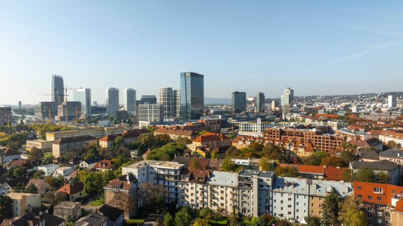 I Exkluzívny prenájom 1-izbového bytu v Zwirne - Panoráma Bratislavy s výhľadom na Košickú ulicu a výškové budovy.