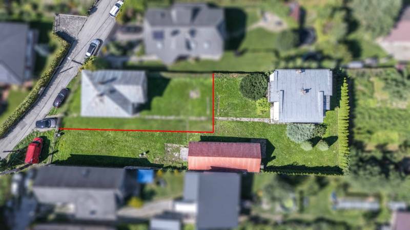 I Na predaj dvojposchodový 5i rodinný dom pri Žiline - Letecký pohľad na pozemok pri rodinnom dome na ulici M. Chmeliara v Lietavskej Lúčke.