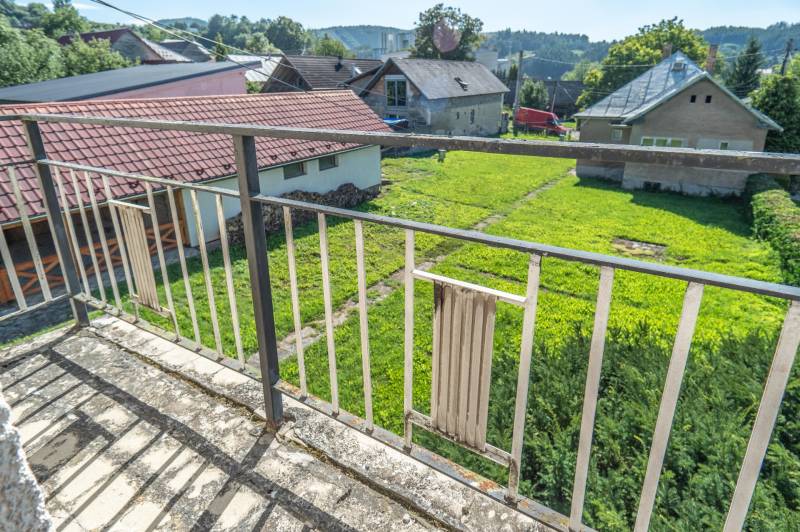 I Na predaj dvojposchodový 5i rodinný dom pri Žiline - Výhľad z balkóna v rodinnom dome na ulici M. Chmeliara v Lietavskej Lúčke.