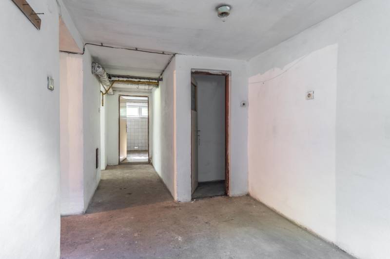 I Na predaj dvojposchodový 5i rodinný dom pri Žiline - Chodba v rodinnom dome s dverami a trubkami pod stropom.