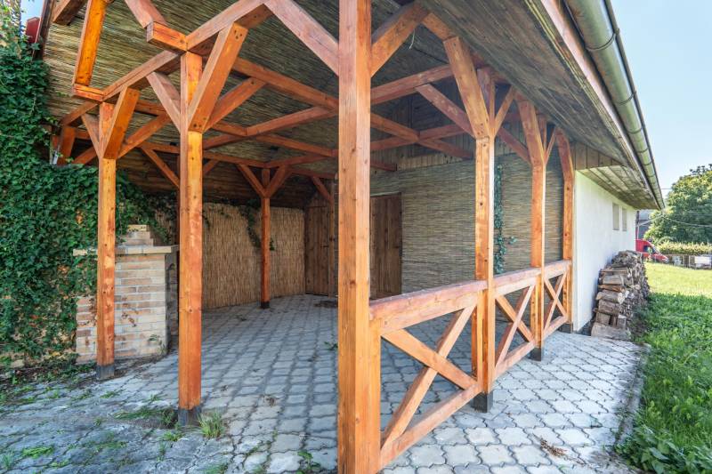 I Na predaj dvojposchodový 5i rodinný dom pri Žiline - Drevené zastrešenie terasy pri rodinnom dome na ulici M. Chmeliara v Lietavskej Lúčke.