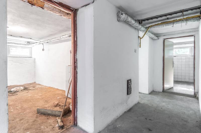 I Na predaj dvojposchodový 5i rodinný dom pri Žiline - Interiér Rodinného domu s dreveným dekorom podlahy a viditeľnými ventiláciami.