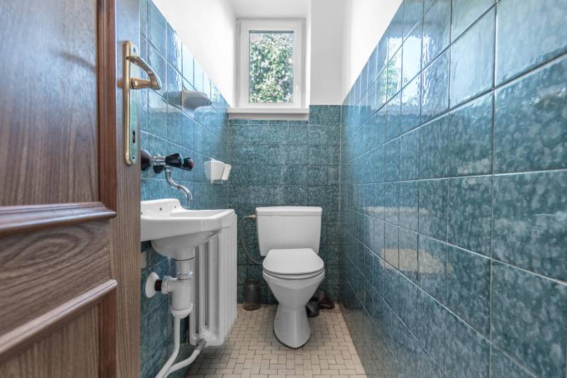 I Na predaj dvojposchodový 5i rodinný dom pri Žiline - Toaleta s umývadlom v rodinnom dome, obložená modrými dlaždicami.