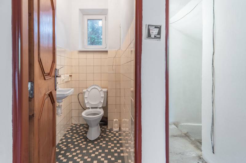 I Na predaj dvojposchodový 5i rodinný dom pri Žiline - Malá kúpeľňa s toaletou a jednoduchými obkladačkami v rodinnom dome.