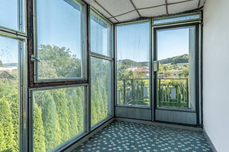 I Na predaj dvojposchodový 5i rodinný dom pri Žiline - Presklený balkón rodinného domu s výhľadom na zeleň v Lietavskej Lúčke na ulici M. Chmeliara.