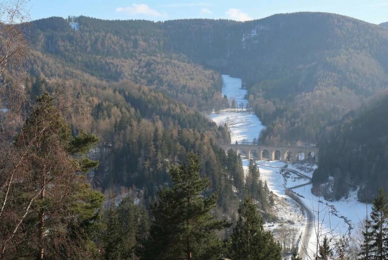 I Predaj bytu v Semmeringu, Rakúsko – výborná investícia - Zimná krajina v Semmeringu s pohorím a viaduktom pri ulici Gläserstraße.