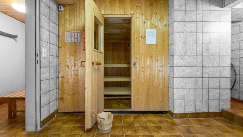 I Predaj bytu v Semmeringu, Rakúsko – výborná investícia - Sauna v 1-izbovom byte s obložením dreveným dekorom a svetlou dlažbou.