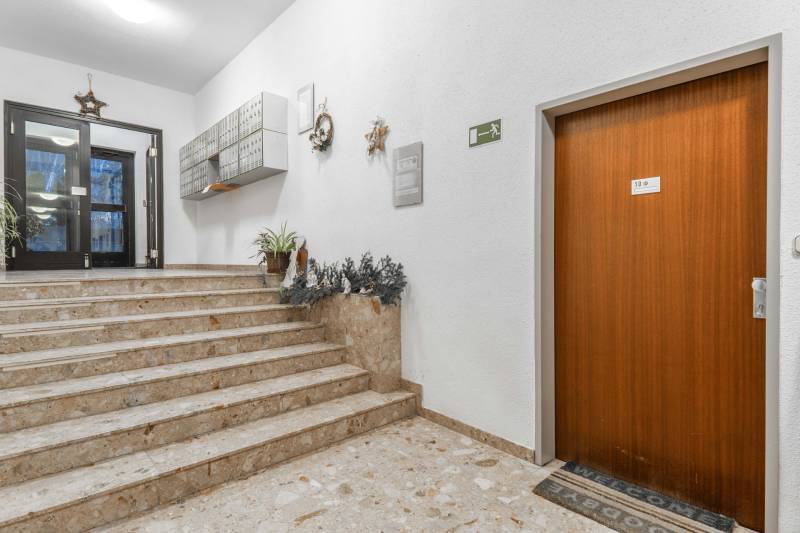 I Predaj bytu v Semmeringu, Rakúsko – výborná investícia - Vstupná chodba s kamennou podlahou, schodiskom a poštovými schránkami.