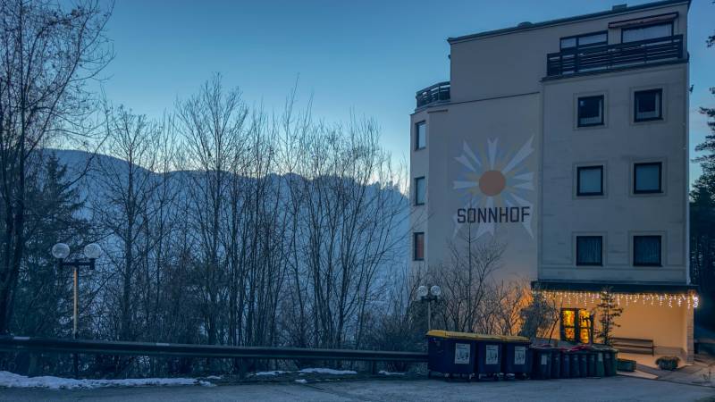 I Predaj bytu v Semmeringu, Rakúsko – výborná investícia - Budova s označením Sonnhof na Gläserstraße v Semmeringu obklopená zimnou prírodou.