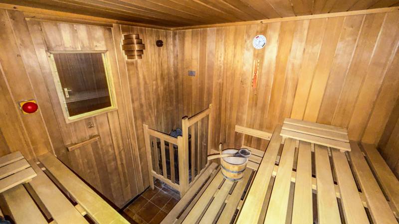 I Predaj bytu v Semmeringu, Rakúsko – výborná investícia - Sauna vo vnútri 1-izbového bytu so severskou drevenou výbavou a teplomerom na stene.