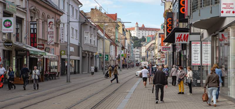 I Predaj komerčného priestoru na ul. Obchodná - Obchodné priestory v Bratislave na Obchodnej ulici s výhľadom na Bratislavský hrad.